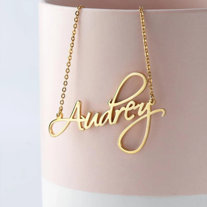 

The Lateefah name necklace is a Christmas gift for girls, a delicate and personalized jewelry customization for children