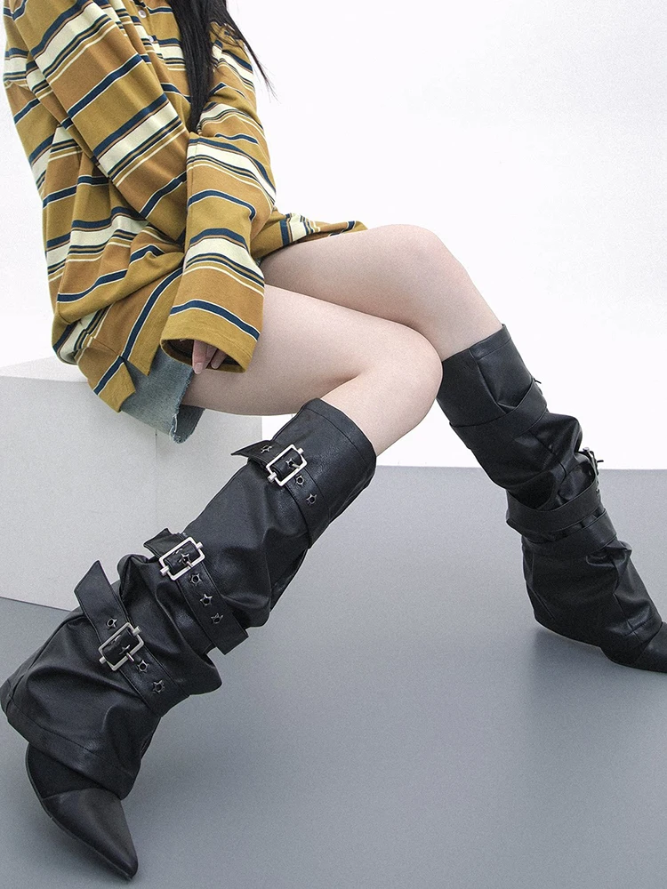 [EAM] Black Buckle Rivet Pu Leather Leg Warmers Knee Sleeve Personality Women New Fashion All-match Spring Autumn 2026 1DK0284