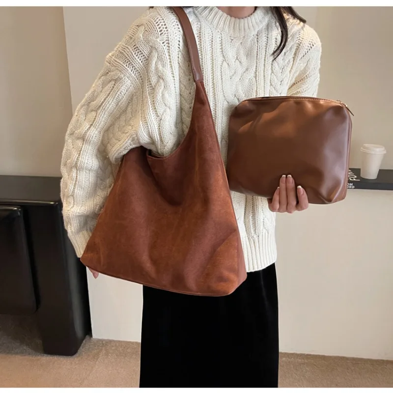 今年の人気のスエードブレッドバッグ女性の新しい秋冬外国風レトロショルダーバッグ大容量トートバッグ