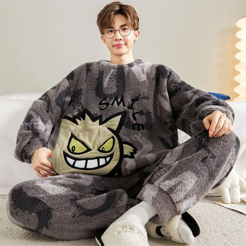 ชุดนอนผ้าฟลีซหนานุ่มลายโปเกมอน ปิกาจู เก็นการ์ สำหรับผู้ชาย ลายการ์ตูนอนิเมะ ให้ความอบอุ่นและหนา เหมาะสำหรับใส่ในบ้าน ของขวัญเทศกาล