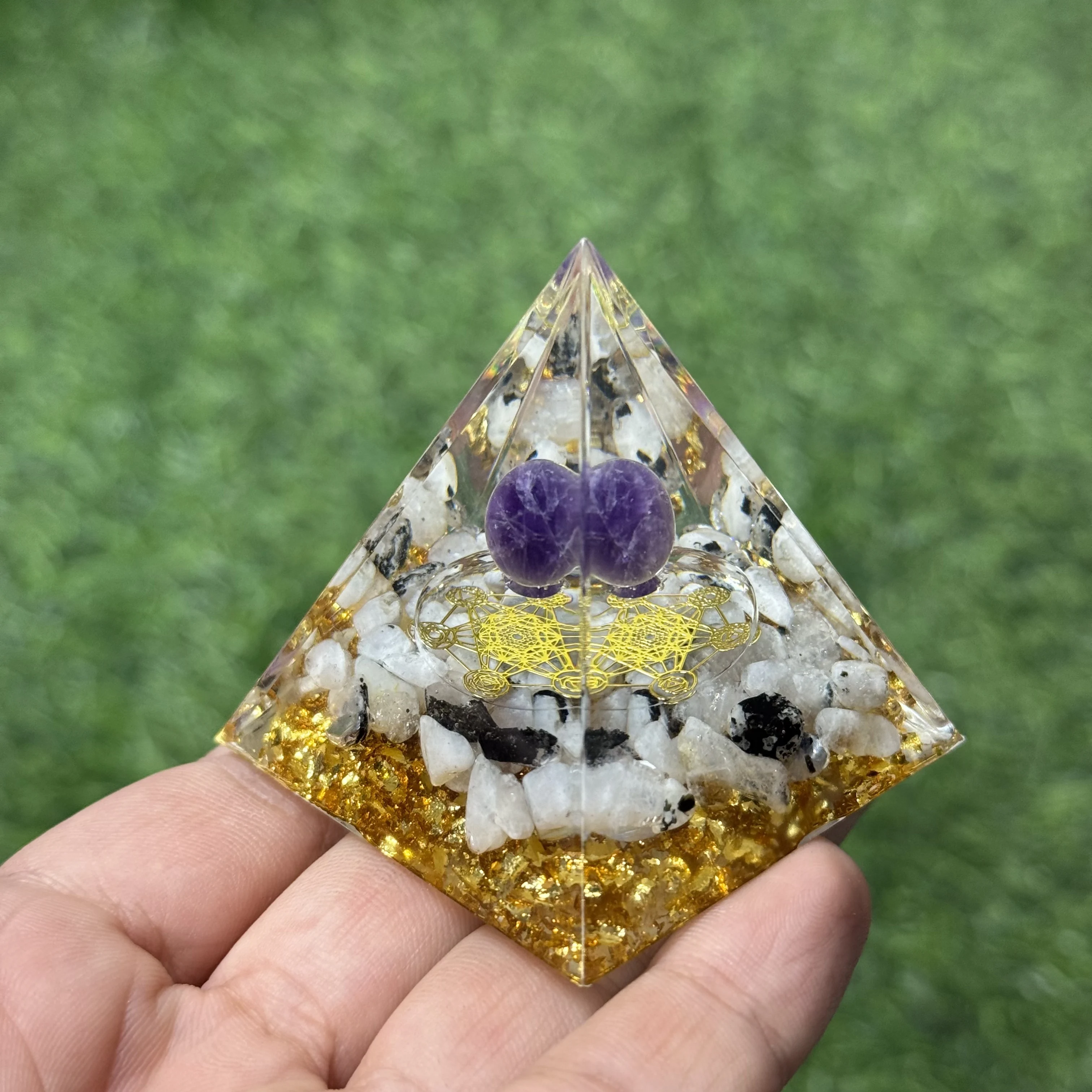 Pirámide de Orgone de 1 pieza, la pirámide está hecha de bolas de amatista, piedra lunar triturada y resina, adornos hechos a mano de escritorio para el hogar
