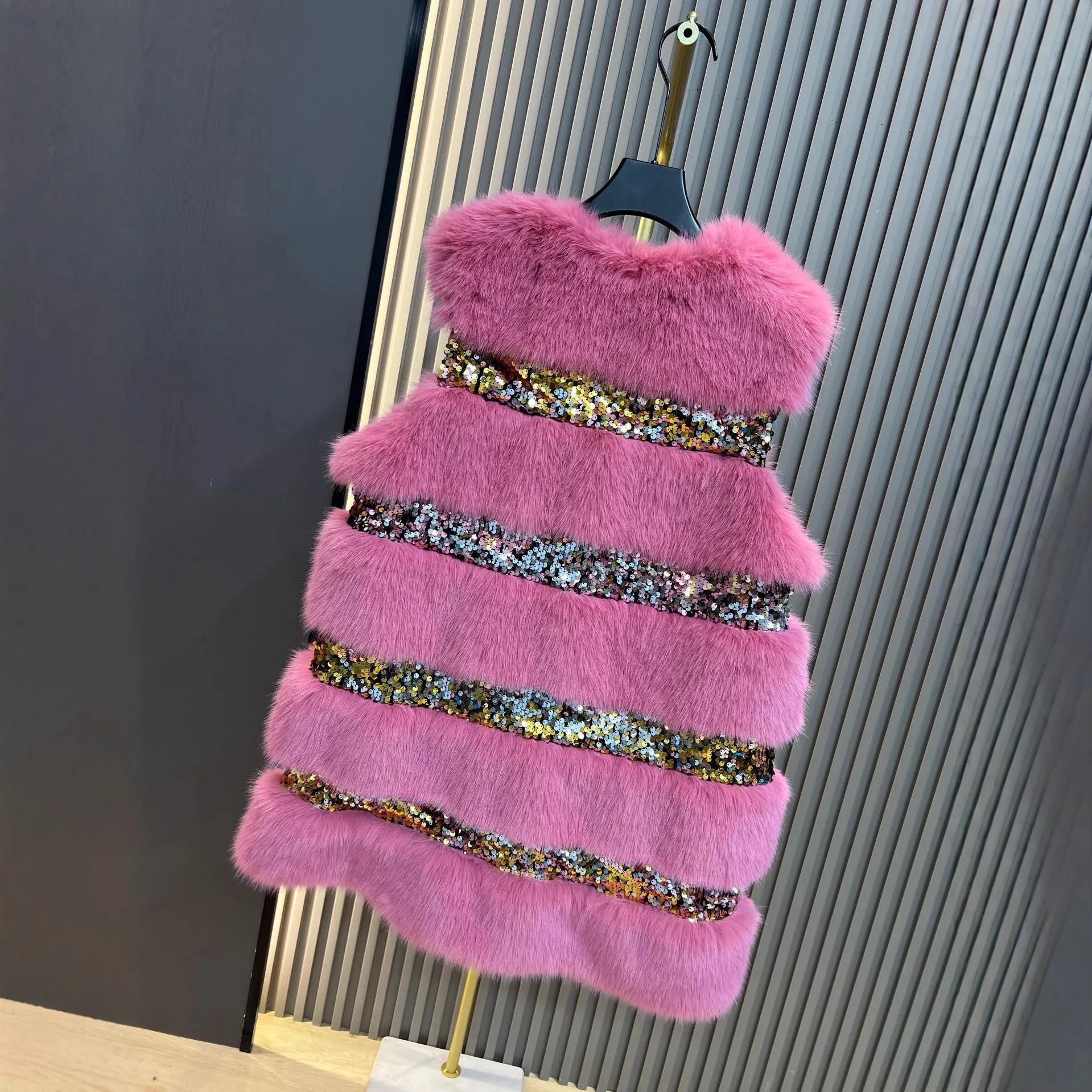 เสื้อกั๊กขนเฟอร์เทียมแบบยาวปานกลางสำหรับผู้หญิง ฤดูหนาว 2025 แฟชั่นใหม่ ประดับเลื่อม สวยสง่า กระชับสัดส่วน อุ่นสบาย