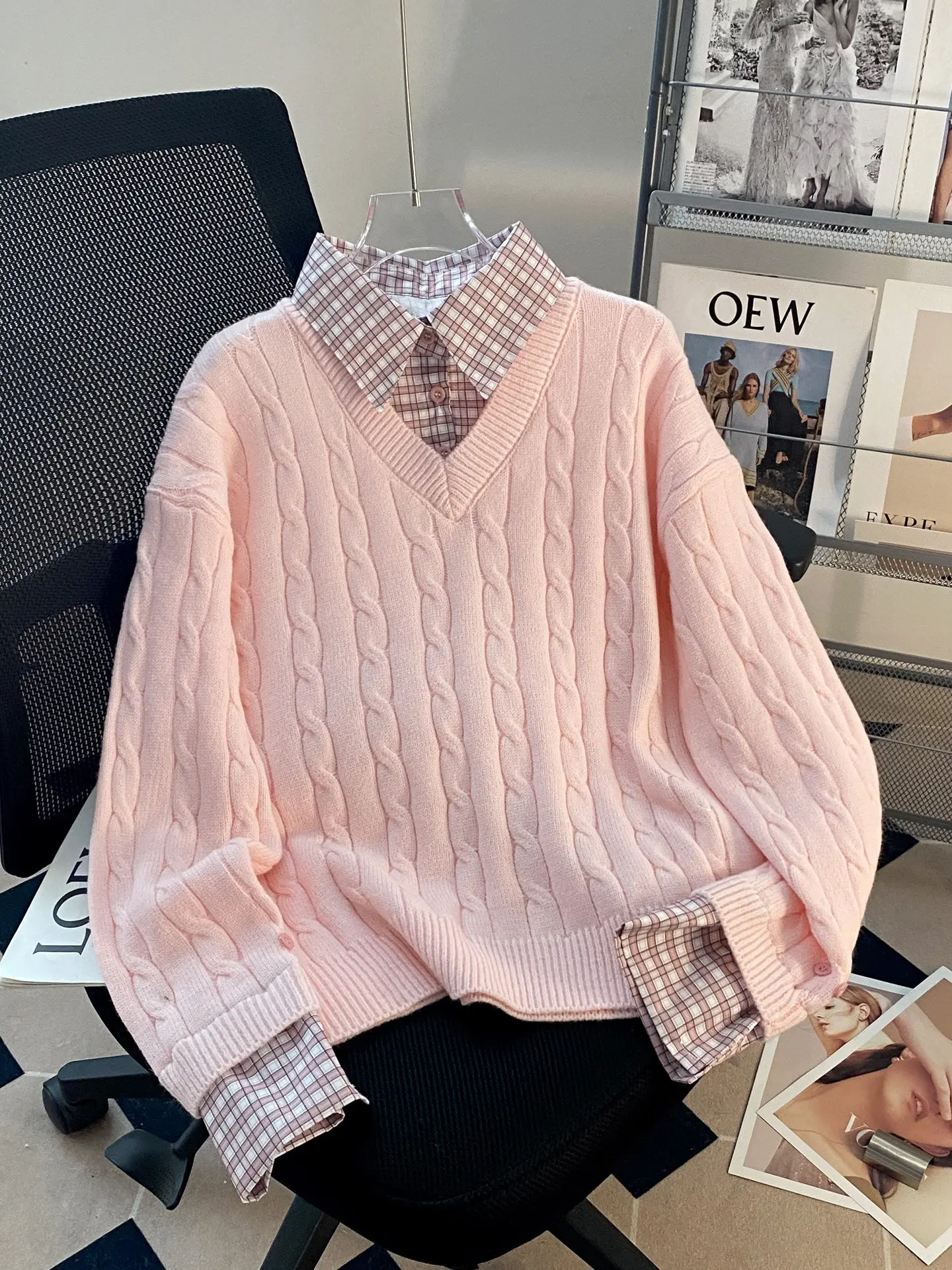 

Новинка 2026, нежный клетчатый свитер с воротником-поло, женский пуловер, вязаный джемпер с длинными рукавами в студенческом стиле, пальто, куртка