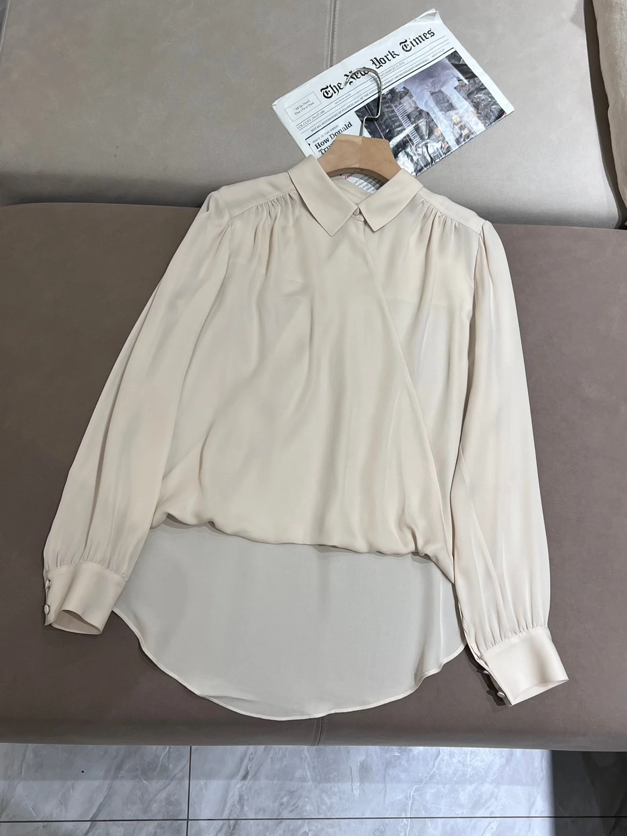 

Early spring silk gentle temperament long sleeved silk top