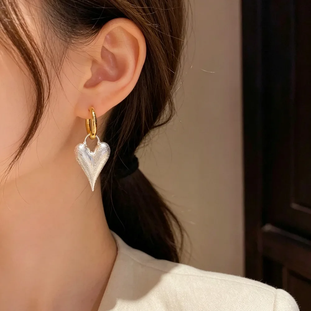 Retro personality exaggerated gold and silver contrasting colors three-dimensional love ear buckles femininity simple earrings