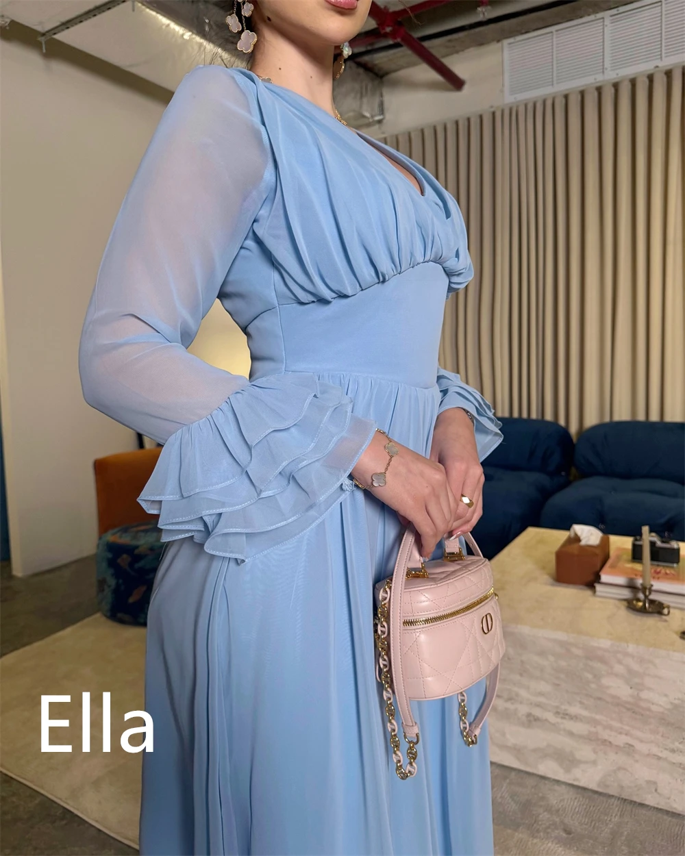 فستان سهرة شيفون أزرق رائع مخصص رسمي برقبة على شكل حرف v وأكمام طويلة وكشكشة متدرجة سويب تراين مناسبة مخصصة