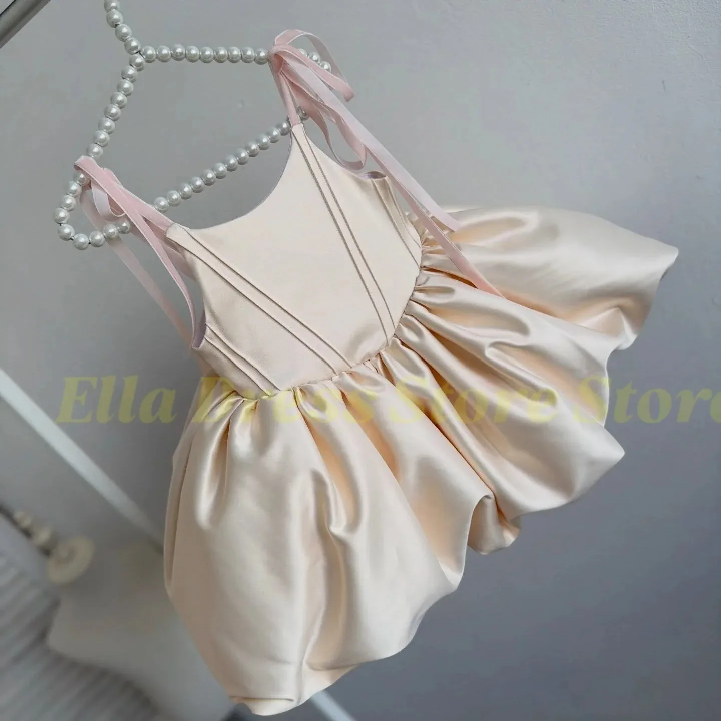 Maßgeschneidertes, hübsches kurzes Satin-Blumenmädchenkleid für kleine Mädchen, Hochzeit, Spaghettiträger, Kommunion, Geburtstagsfeier, Großhandel – Detail 1