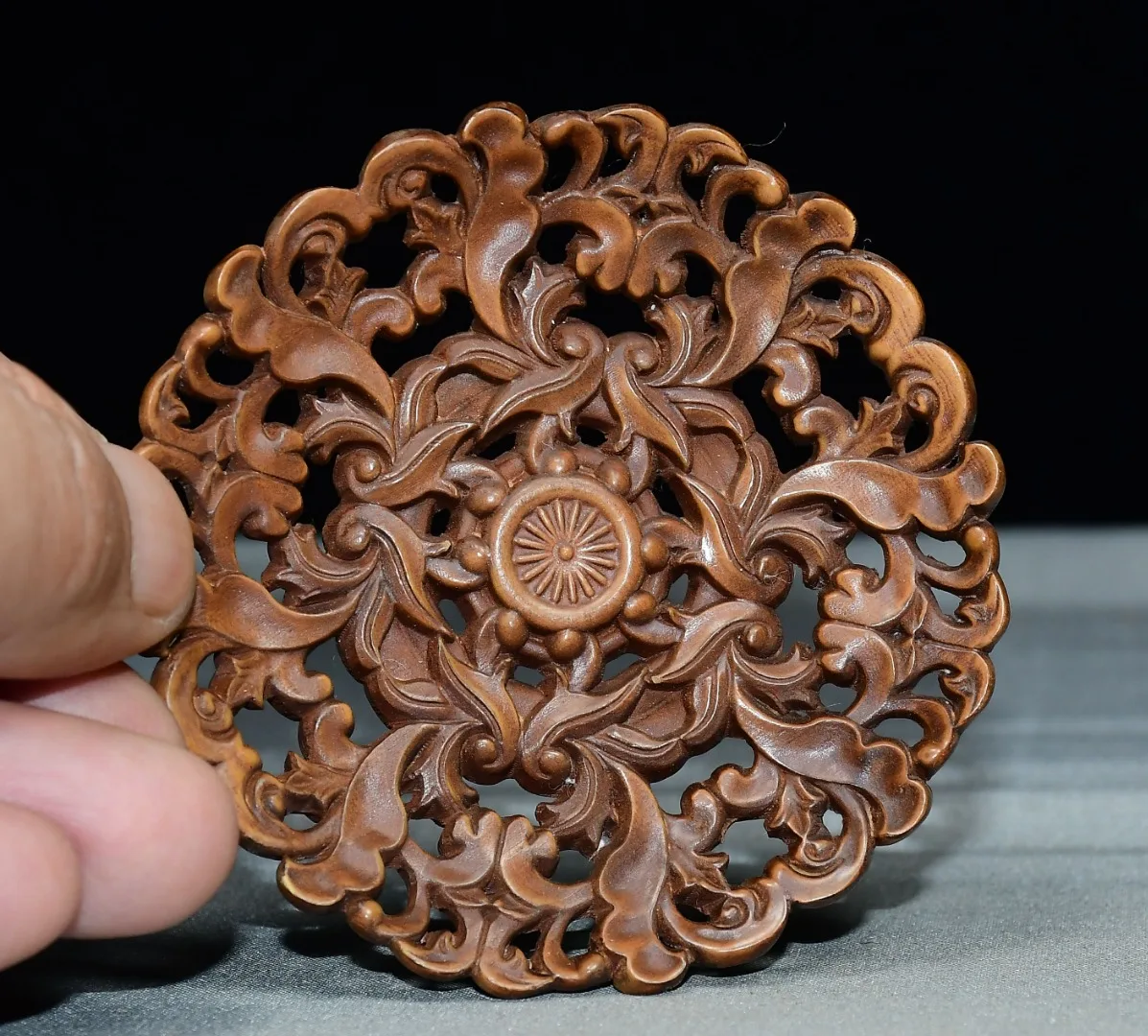 piatto-trasparente-con-motivo-bestia-e-texture-floreale-in-bosso-antico-da-3-pollici-per-studio-collezione-e-ornamento