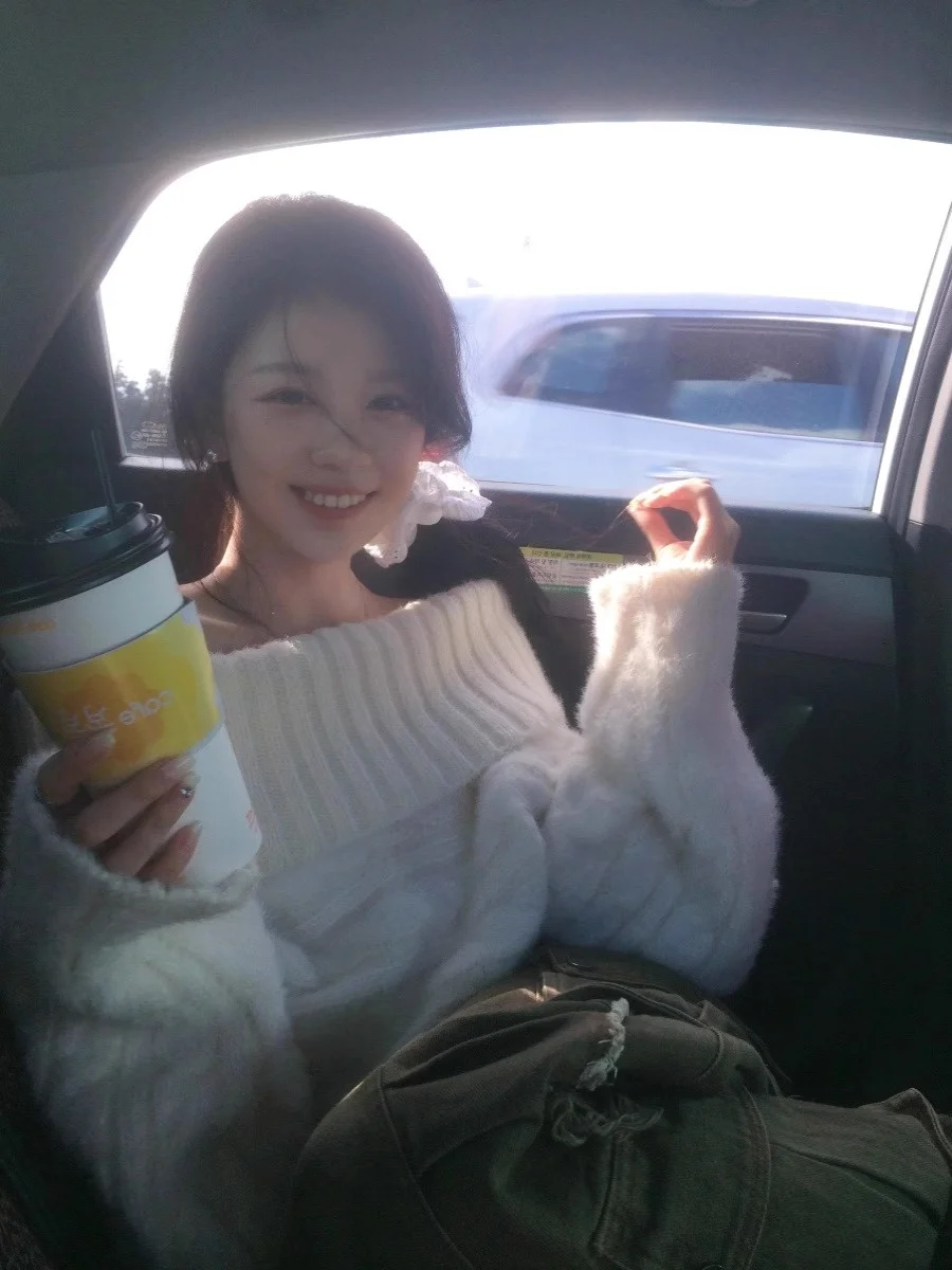 

Женский вязаный свитер Ele White на одно плечо, осень-зима 2023, новинка, нежный стиль, с высоким воротником, мягкий, уютный