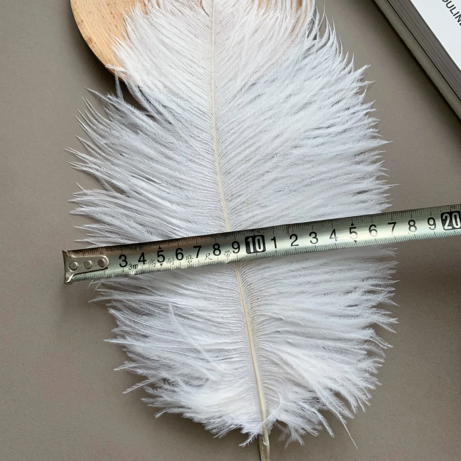 ขนนกกระจอกเทศสีขาวธรรมชาติ 25-30 ซม.ขนนกสำหรับงานฝีมือ DIY เครื่องประดับทำงานแต่งงานตกแต่งบ้าน