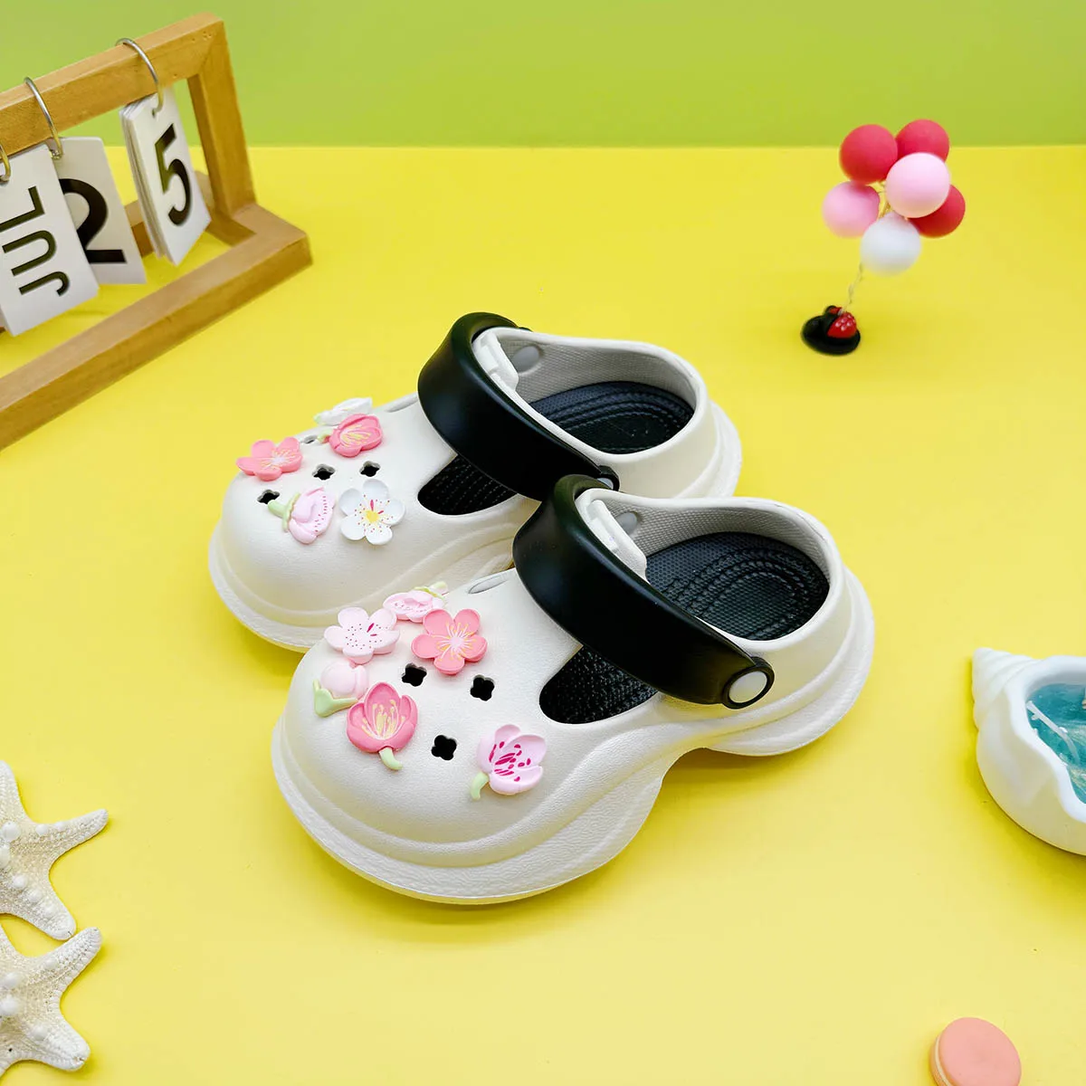 

New Cartoon Sakura Croc Shoes for Boys and Girls, Parent-Child Outerwear, Fashionable Slippers, Non-Slip Heightening Baotou Shoes 850