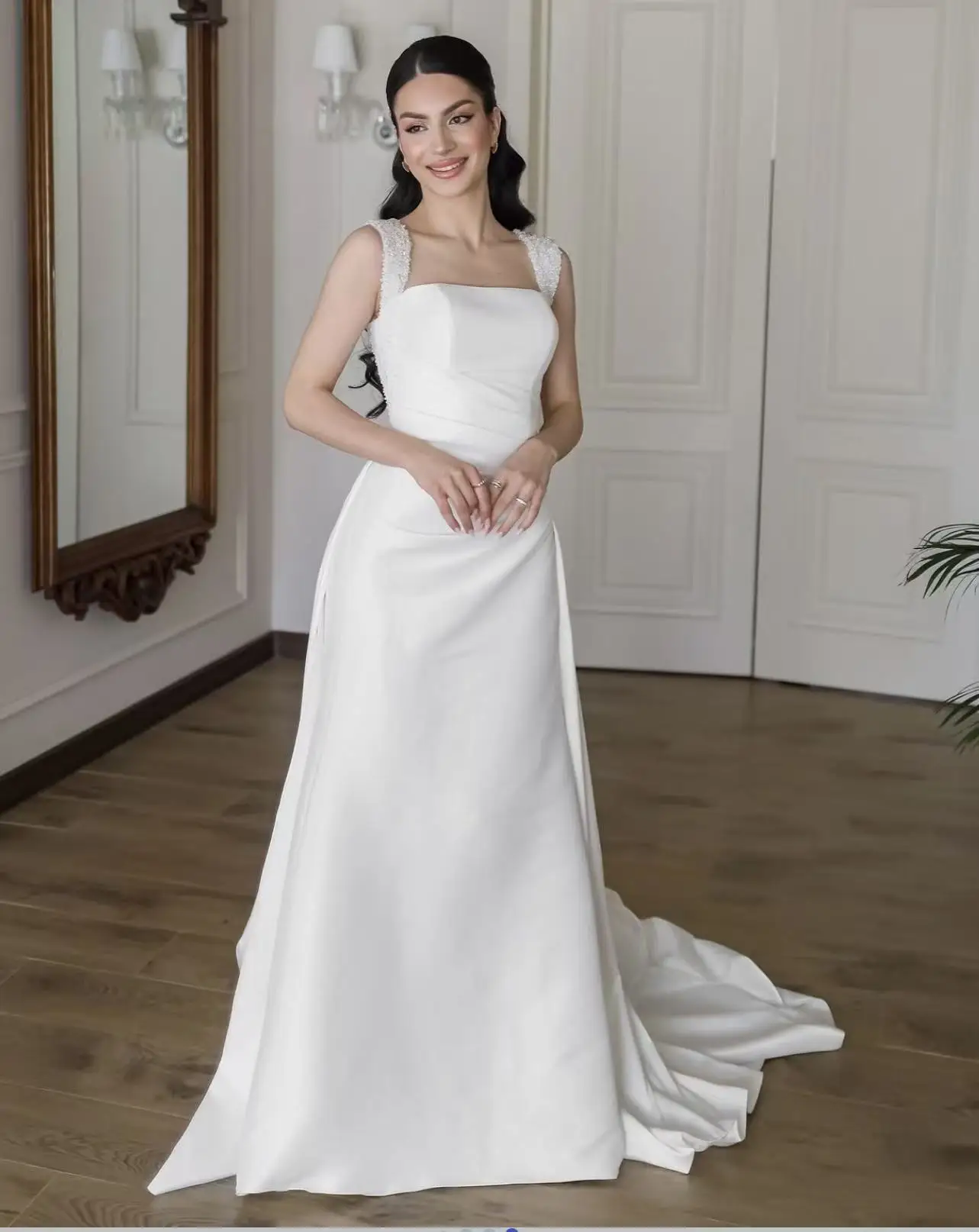 ジェーン・エア カスタマイズされたキラキラ輝く白いサテンのイブニングドレス ノースリーブのブライダルガウン 高級ウェディングドレス オーダーメイドの特別な日のドレス