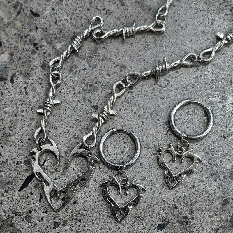 2 pieces of punk barbed wire heart-shaped jewelry set with thorns heart-shaped pendant necklace pendant earrings silver jewelry