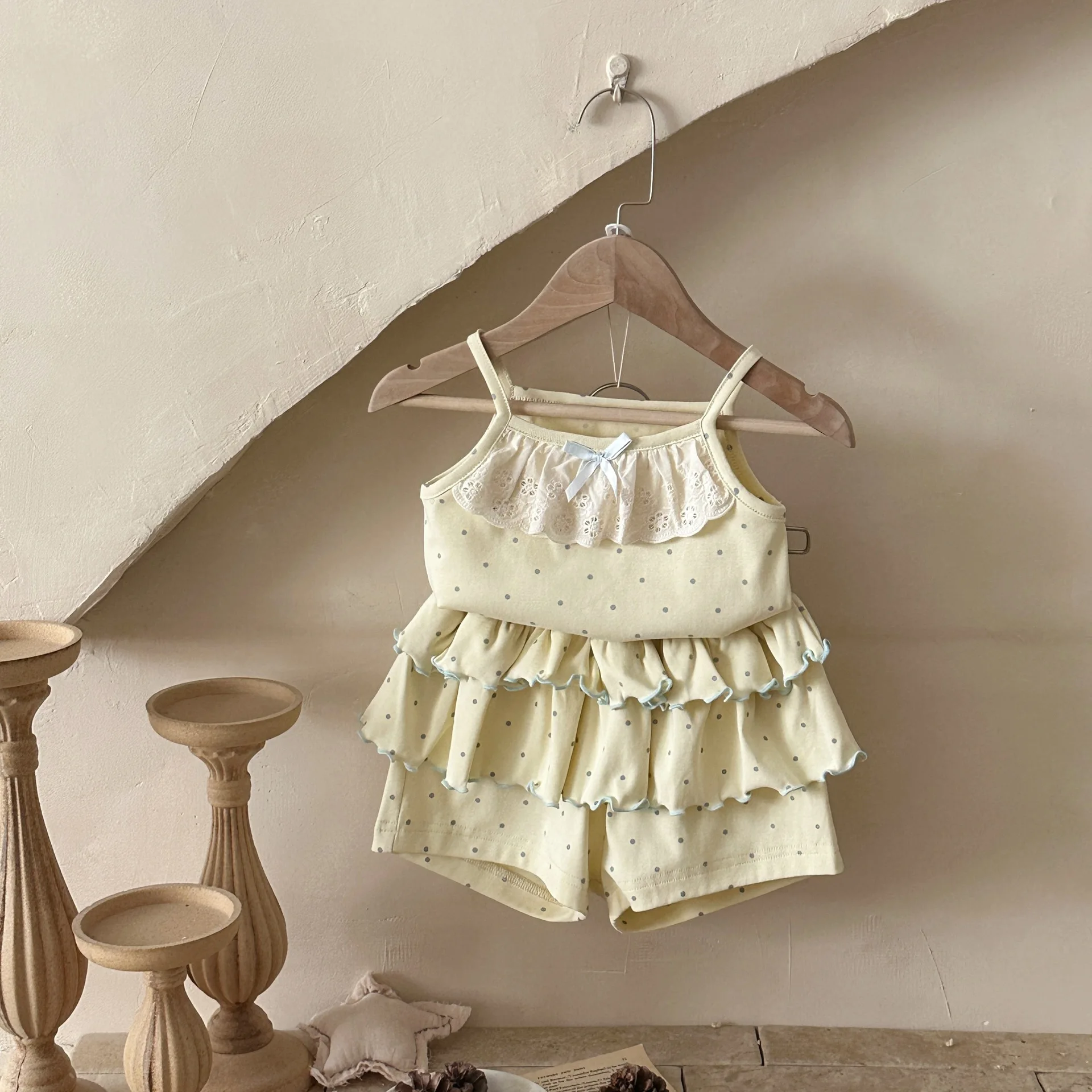 

Летний новый комплект одежды для девочек 2026: хлопковый топ без рукавов с кружевом в горошек + шорты с оборками, 2 предмета