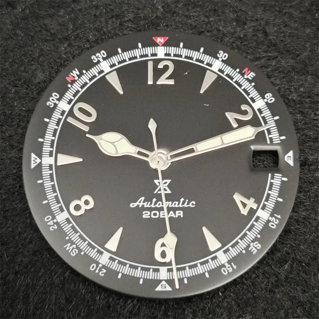 28.5 ملم NH35 ساعة بقرص ساعة يد باللون الأخضر/الأسود مع أداة إكسسوارات وجوه ساعة مضيئة باللون الأخضر لحركة NH35 / 4R35