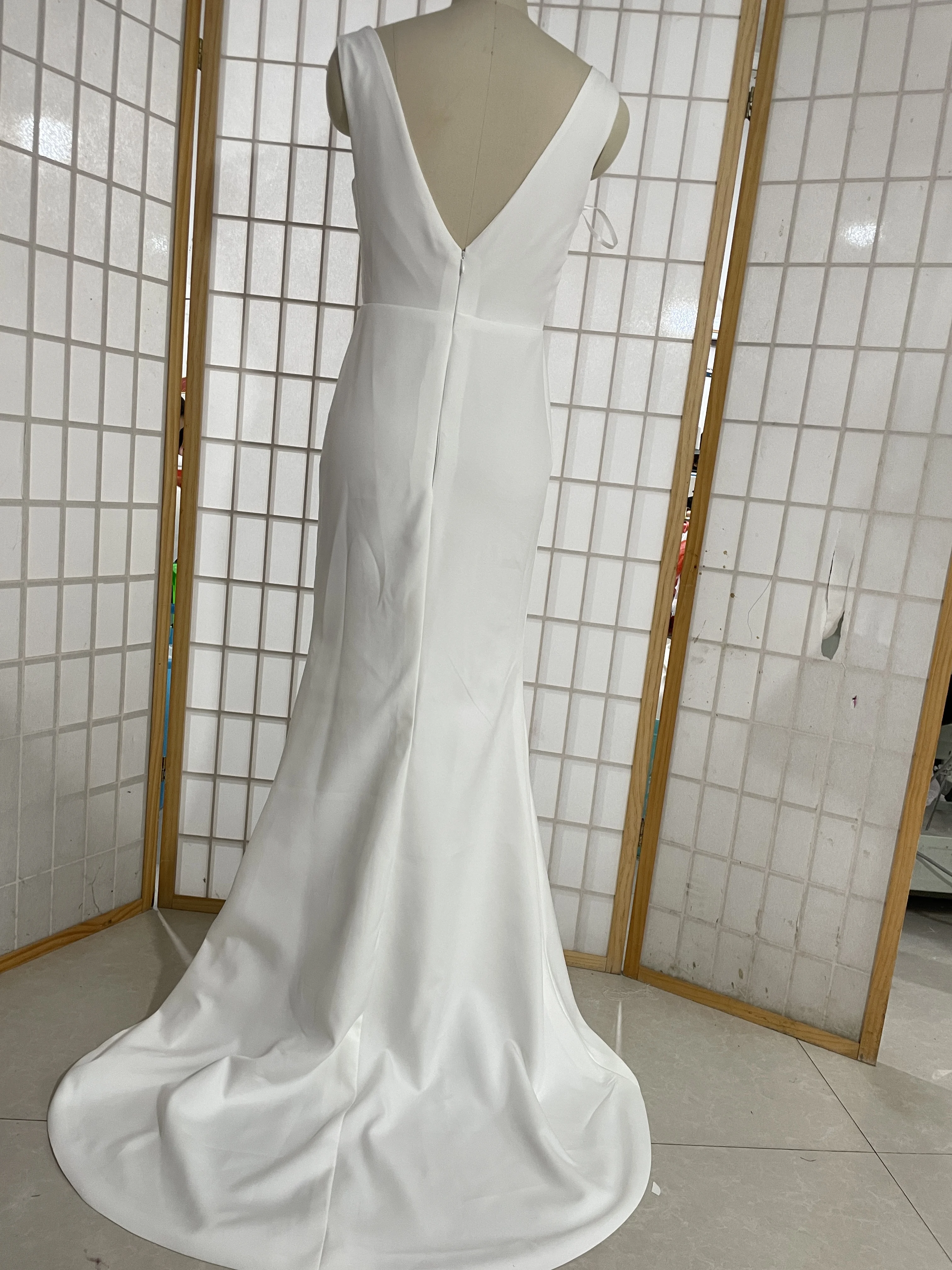 스트레치 새틴 라이트 웨딩드레스 모리 스타일 2024 신상 머메이드 여행 촬영 심플 외출 베일 트레일링 미니 드레스