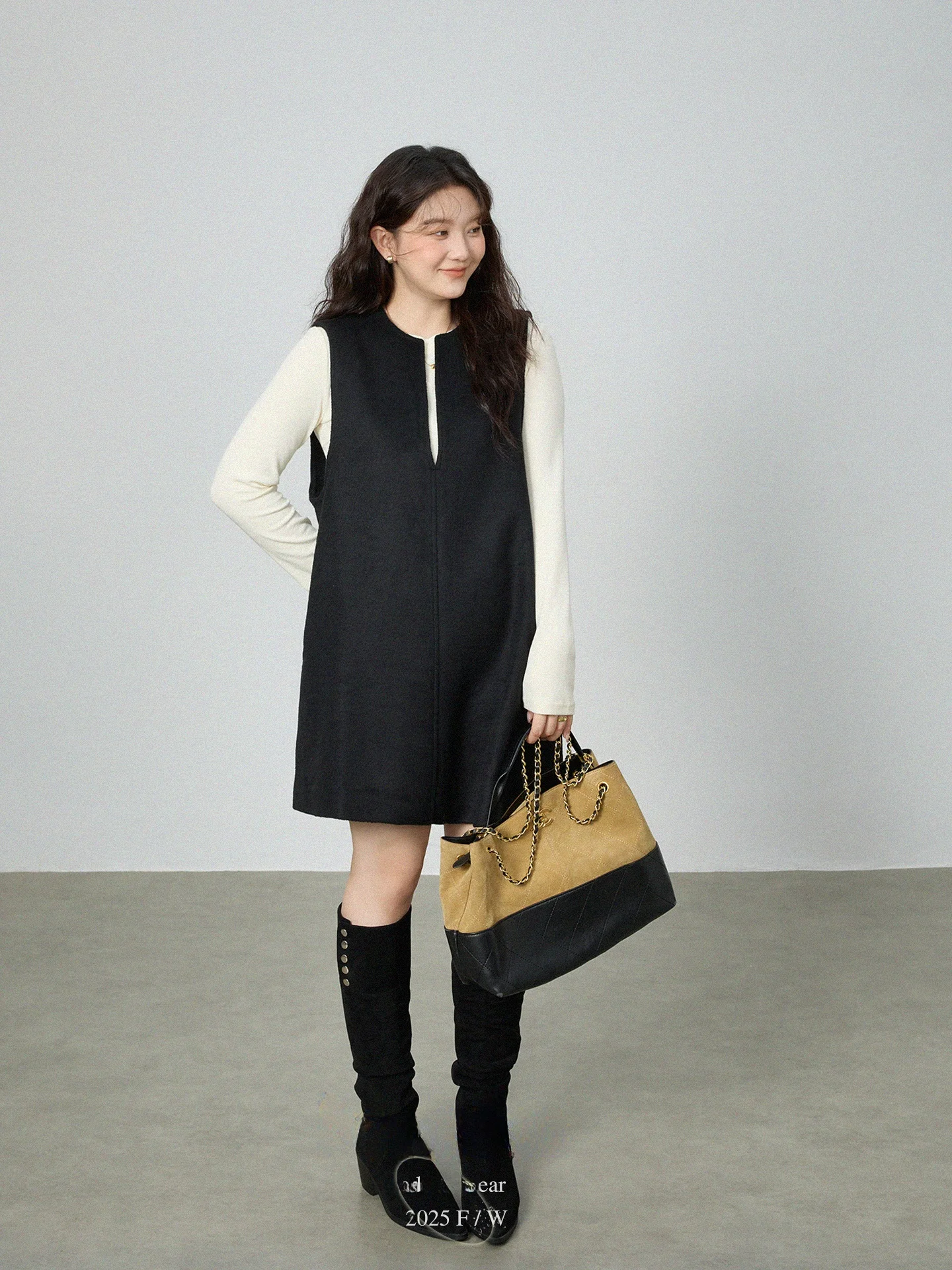 

Новинка: Элегантное многослойное платье-жилет больших размеров с V-образным вырезом, высокой талией и А-образной юбкой для осени и зимы.