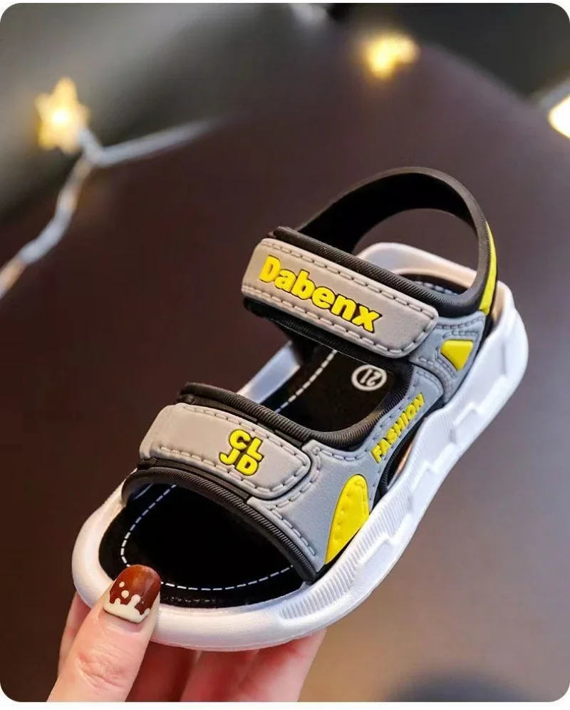 Nuovi sandali da spiaggia per bambini estivi ragazza fondo morbido sandali antiscivolo in PVC fondo piatto scarpe sportive per bambini scarpe da