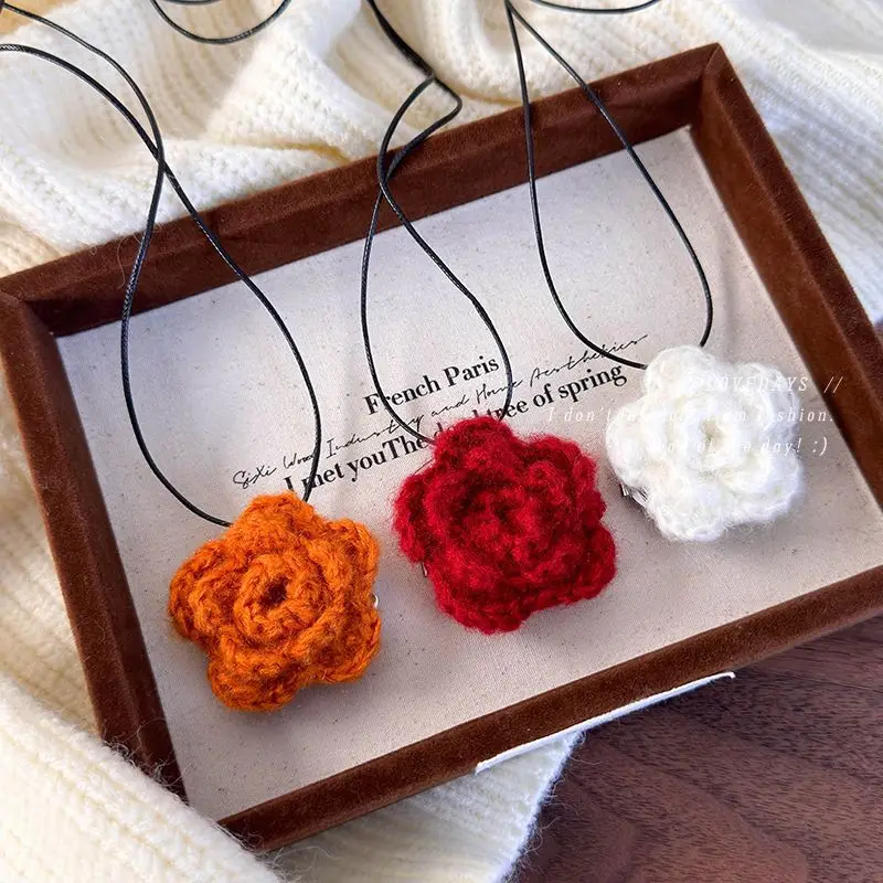 Portable Touch Up Mirror Knit Wool Flower Mirror Necklace For Women Fall Winter Long Decorative Sweater Chain Daily Party Use