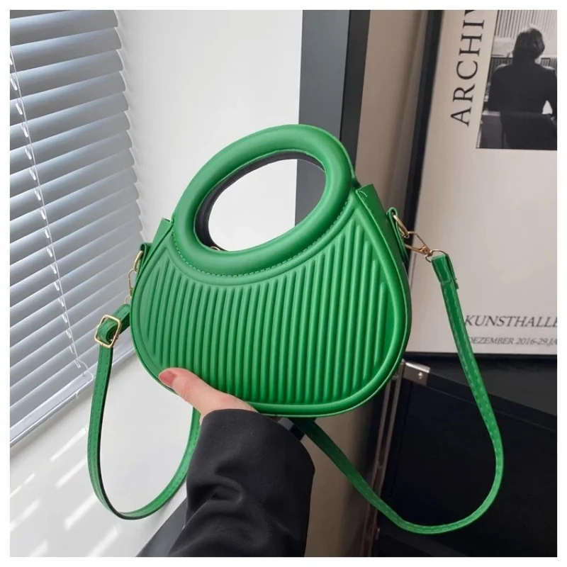 

Fashionable classic women's commuting date single shoulder crossbody bag, striped handbag, fashionable round crossbody bag