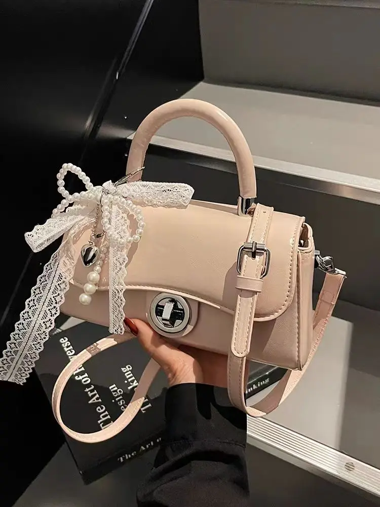 حقيبة كروس مربعة صغيرة من الدانتيل بفيونكة حلوة للنساء 2025 حقيبة يد صيفية فاخرة جديدة ذات علامة تجارية حقيبة كتف عصرية من البولي يوريثان