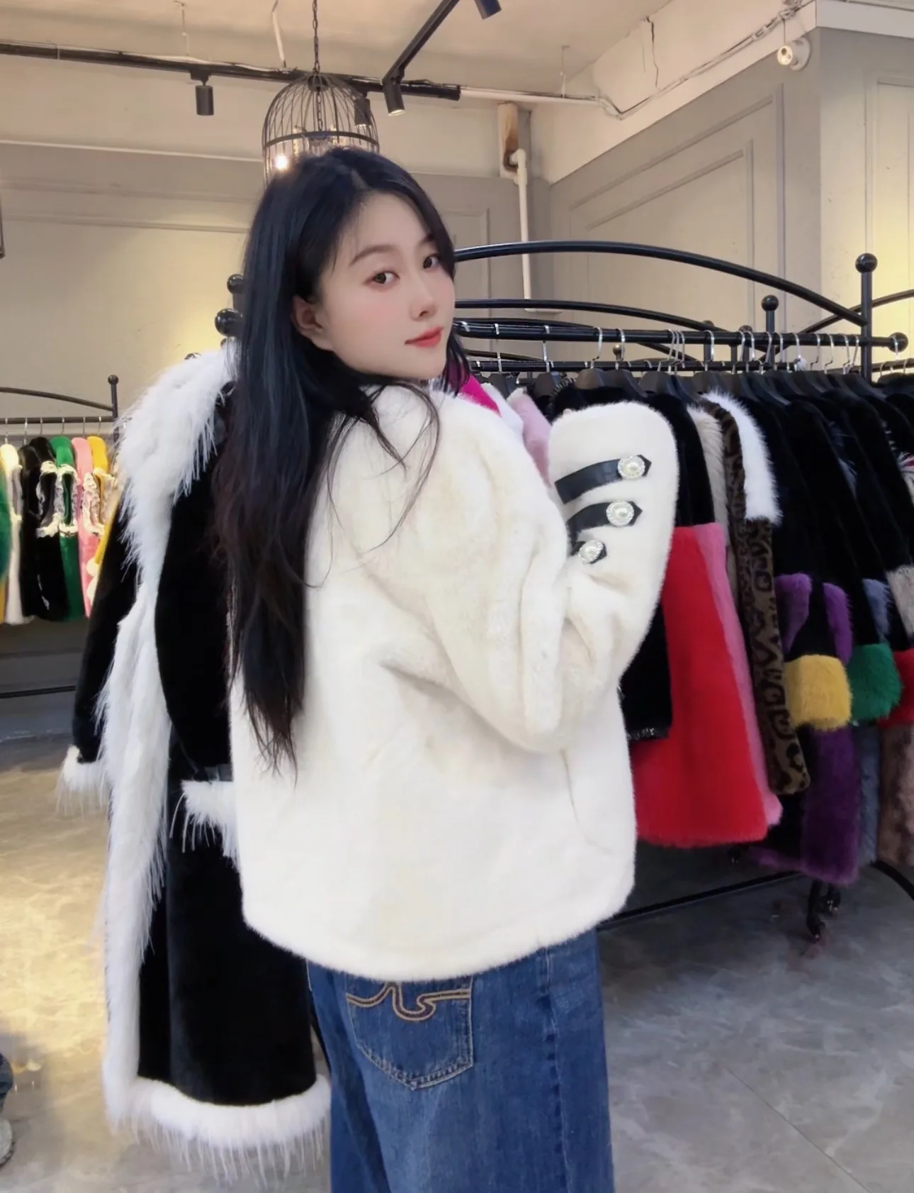 2025 겨울 신상 따뜻한 숏 퍼 코트 여성 궁전 스타일 패셔너블 우아한 진주 핑크 퍼 재킷 여성 의류