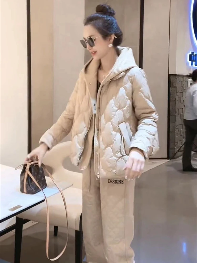 

Европейская станция 2025, новый зимний модный повседневный комплект с капюшоном для женщин, пуховая хлопковая куртка и хлопковые штаны на ногах, комплект из двух предметов