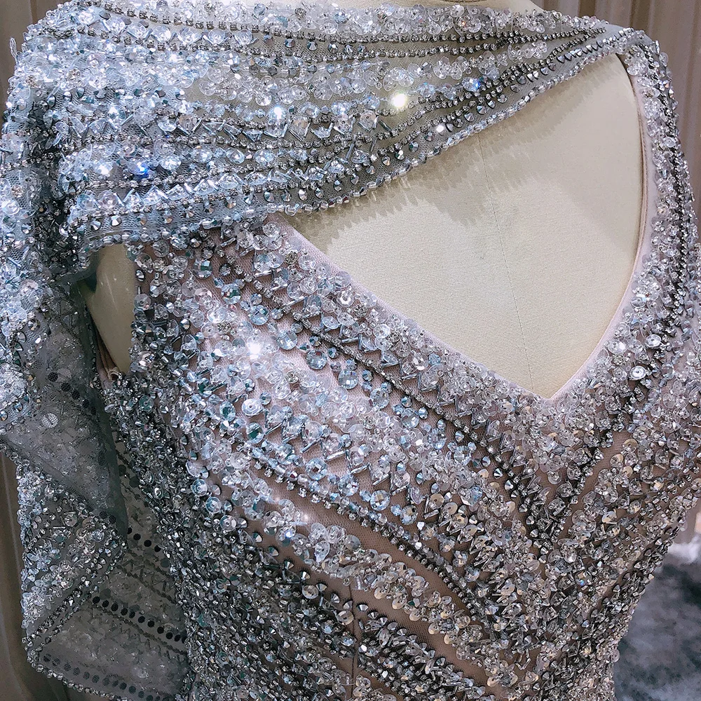Sharon Said Luxuriöses Silbernes Meerjungfrauenkleid für Hochzeitsfeier mit Cape, Perlenbesetztes Schlitz-Abendkleid SS035 Maßanfertigung – Detail 12