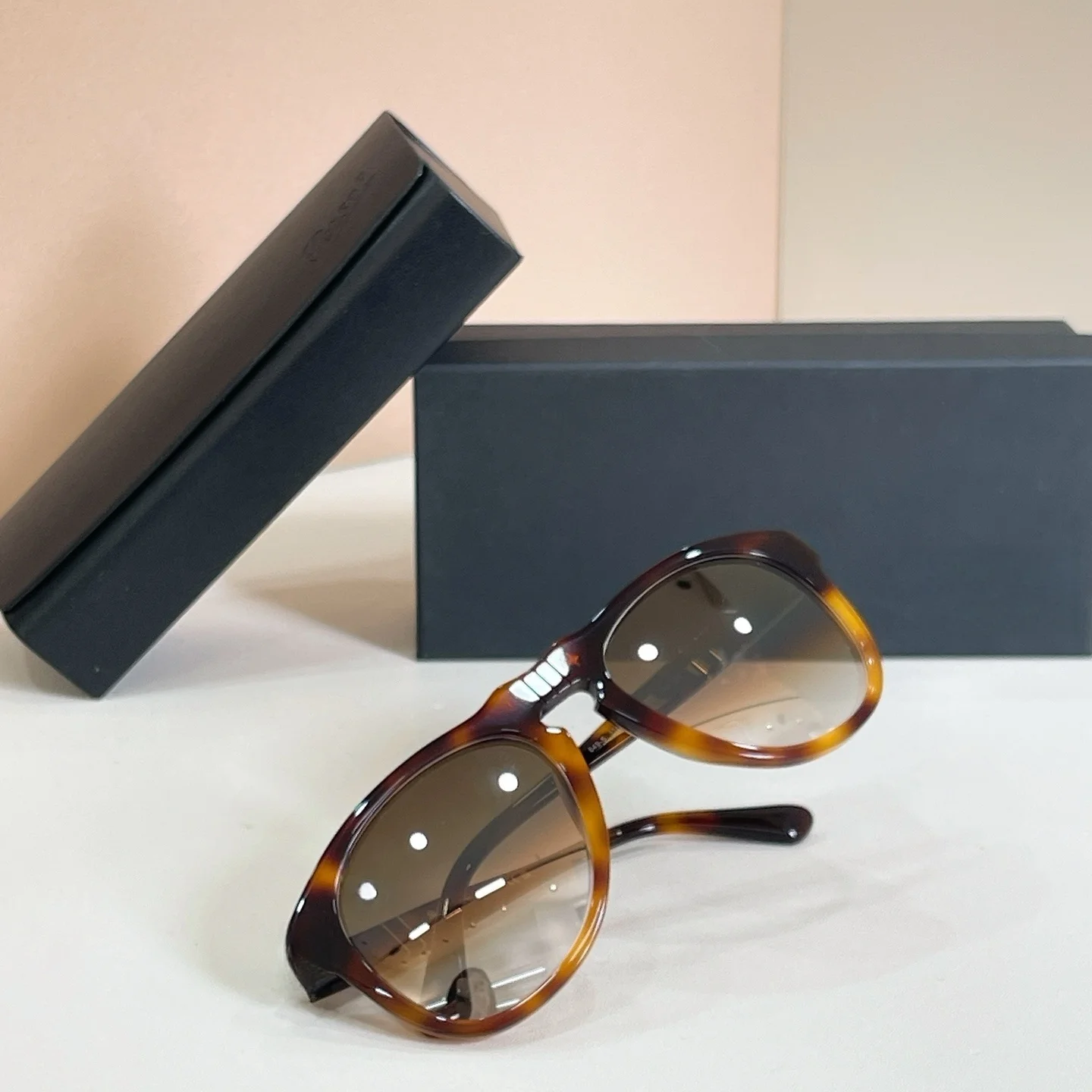 649-S Man Woman Sunglasses,Tortoiseshell Frame Gradient Brown Tint,Foldable Retro Detail,UV400,Instagram-Worthy Vintage Look