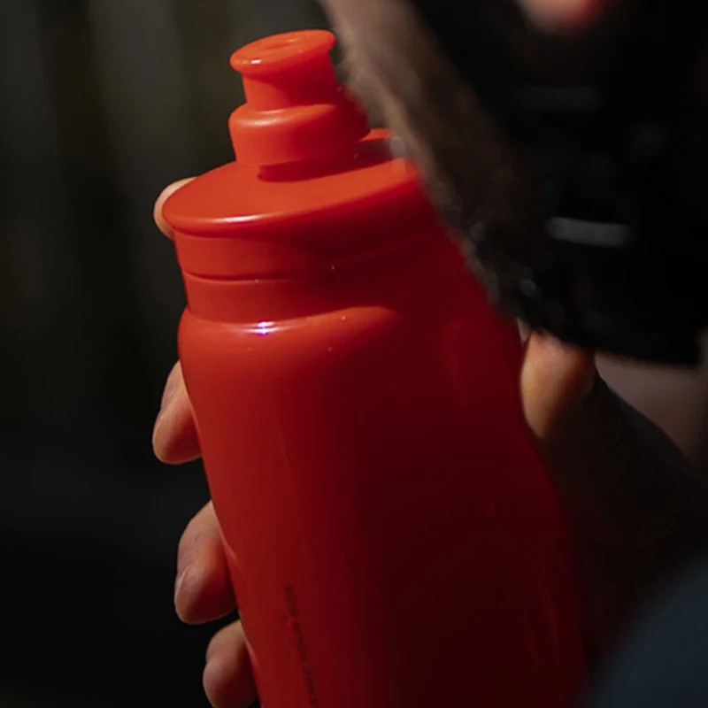 

Бутылка для воды Elite Fly 550/750 мл, диаметр 74 мм, пластик, разные цвета, сжимаемая, спортивный стиль, для крепления на бутылкодержатель велосипеда