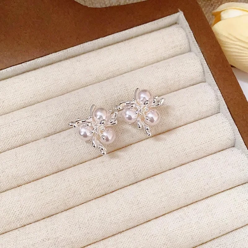 S925 silver needle silver pearl earrings - delicate and elegant earrings for a fashionable and trendy look.