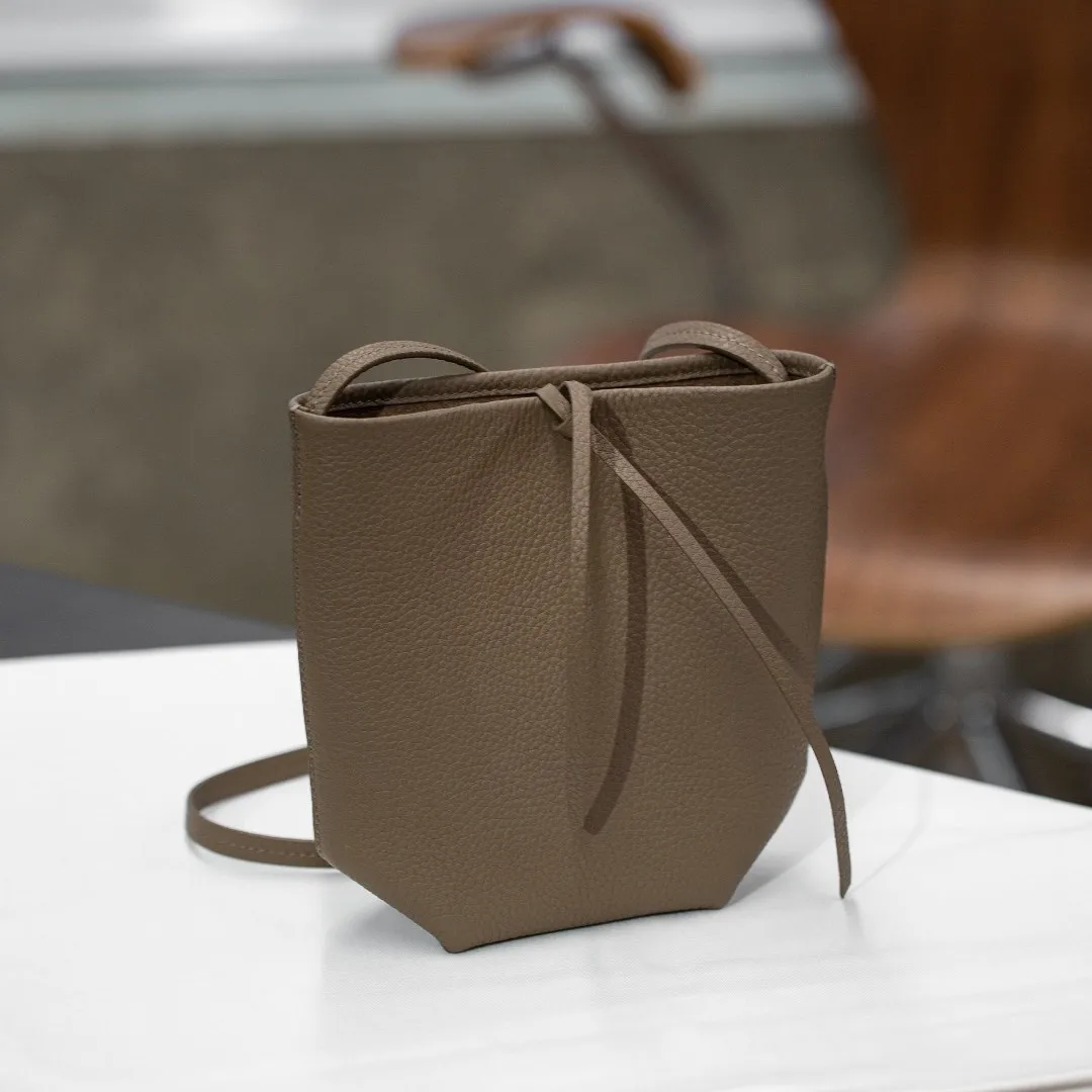 2026New Able First-layer Cowhide Mobile Phone Bag Old Money Wind Mini Bucket Bag Simple Commuter Shoulder Portable Messenger Bag