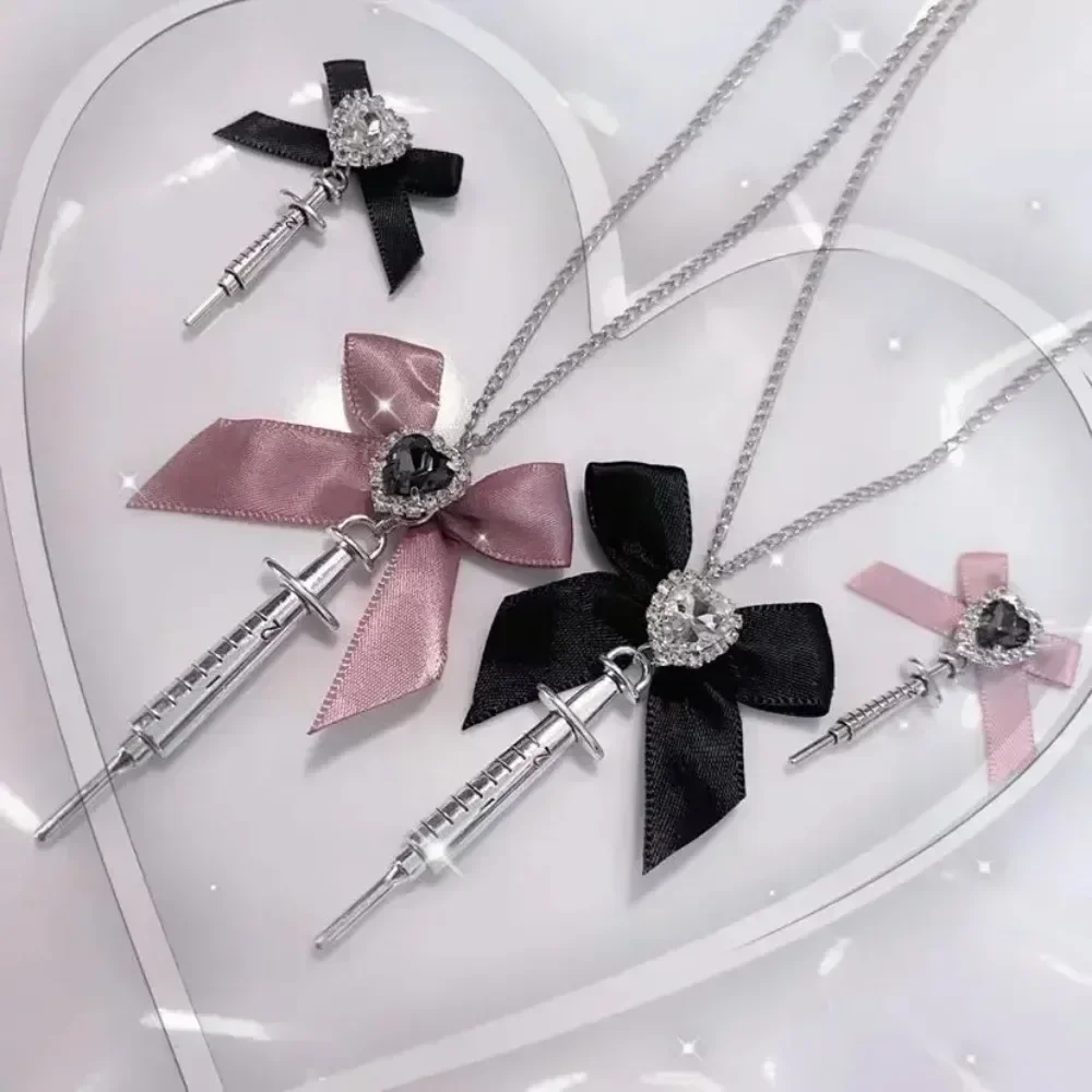 Rhinestone Love Heart Bowknot Metal Syringe Wisiorek Naszyjnik dla kobiet Dark Lolita Cool Trend Biżuteria Gothic Fashion Akcesoria