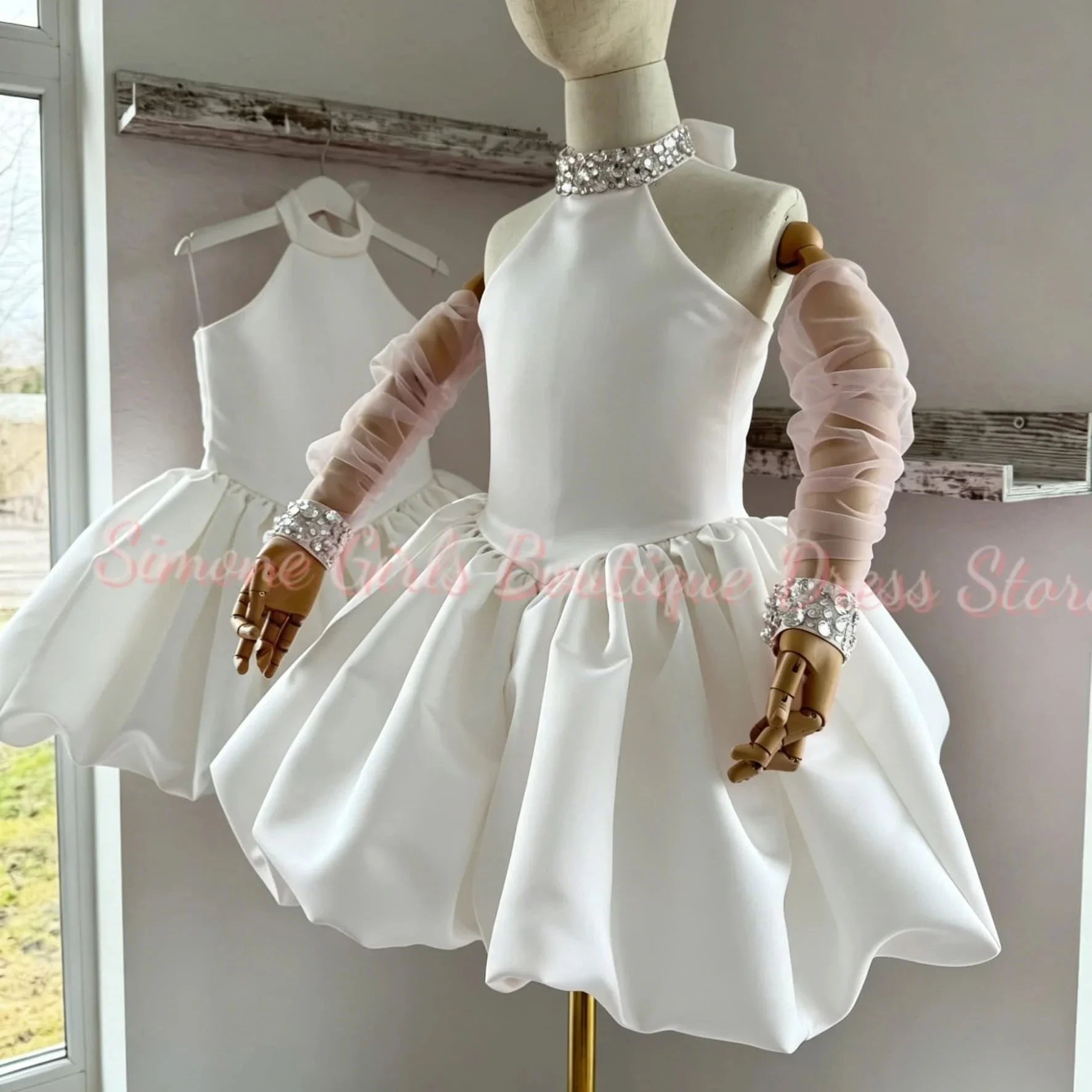 Maßgeschneidertes Weißes Niedliches Blumenmädchenkleid mit Rosa Schleife, Puffärmel-Partykleid für Hochzeiten, Satin-Kindergeburtstagskleid für Zeremonien – Detail 4