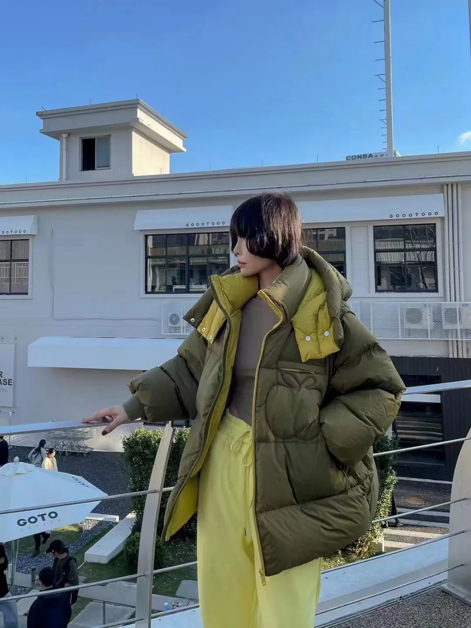 2025年冬新作 レディース ホワイトダックダウンコート ロング丈 暖かい ゆったり パフジャケット 厚手 フード付き パーカー アウター オーバーサイズ