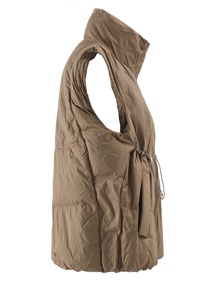 [EAM] Women Khaki Drawstring Big Size Keep Wam Down Vest New Stand Collar Sleeveless Fashion Tide Autumn Winter 2025 CP3493