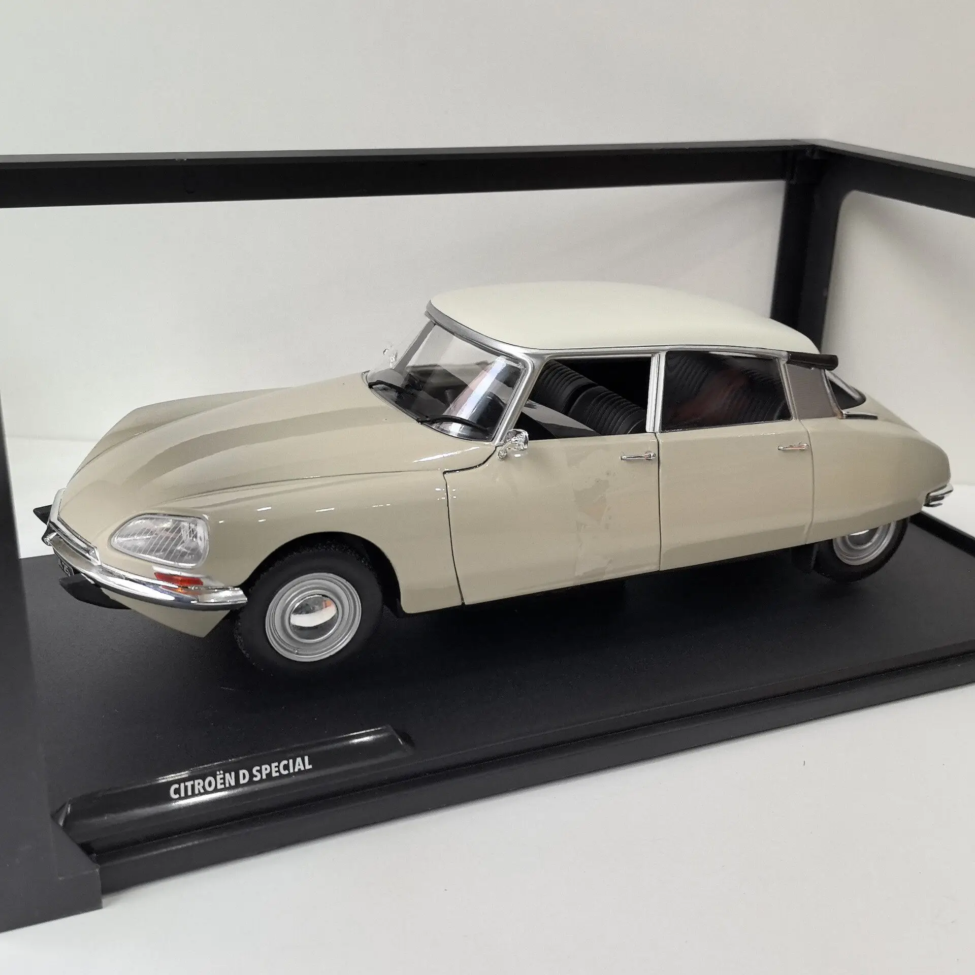 Diecast SOLIDO 1/18 Scale CITROEN D SPECIAL 1972 62 Alloy Car Model view 5