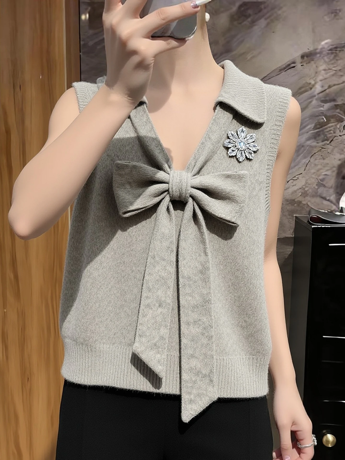 

Вязаный жилет Ele для женщин: модный дизайн с узлом, весна 2026, высококачественный бренд, европейский стиль, для офиса и повседневной носки, мягкий и элегантный.