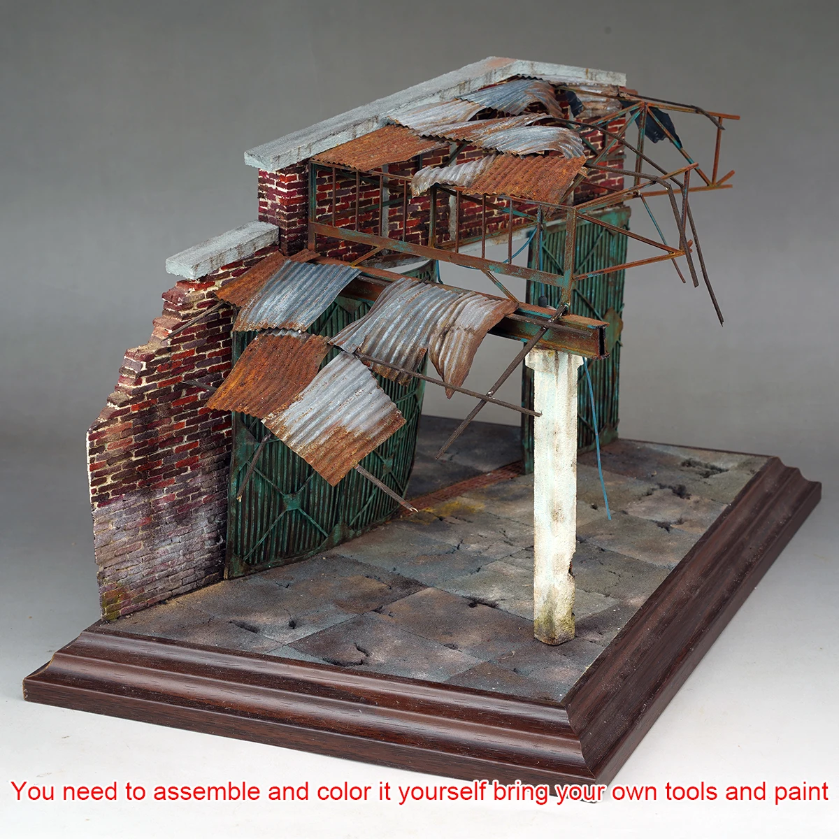 Architektonisches Gebäudemodell zum Zusammenbauen, Miniatur-Diorama einer zerstörten Fabrik, Maßstabsmodellbausatz, Holz-Display-Basis, Auto-Ständer, 1/35 – Detail 3
