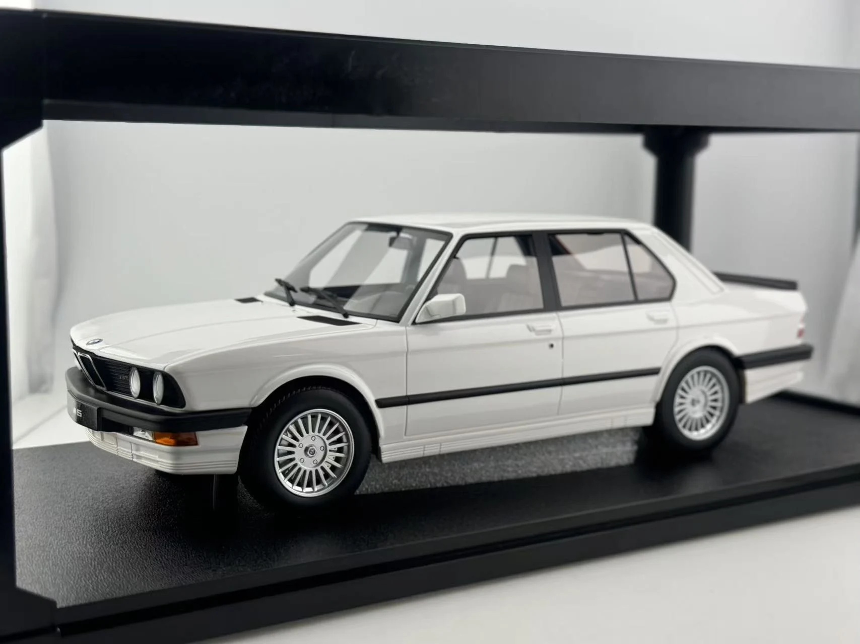 ダイキャスト マキシマ 1/18 スケール BMW M5 レジンカーモデル コレクション玩具 ギフト 記念品 ディスプレイオーナメント