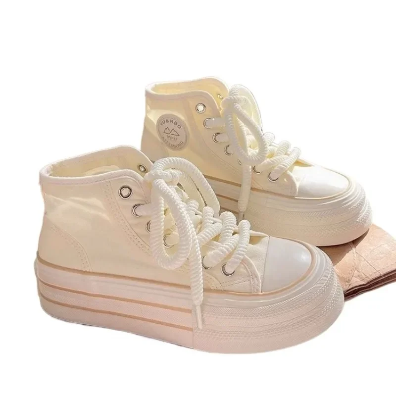 Nicho branco lona sapatos, aumento da altura na moda na primavera, versátil high-top sapatos, novo, 2024