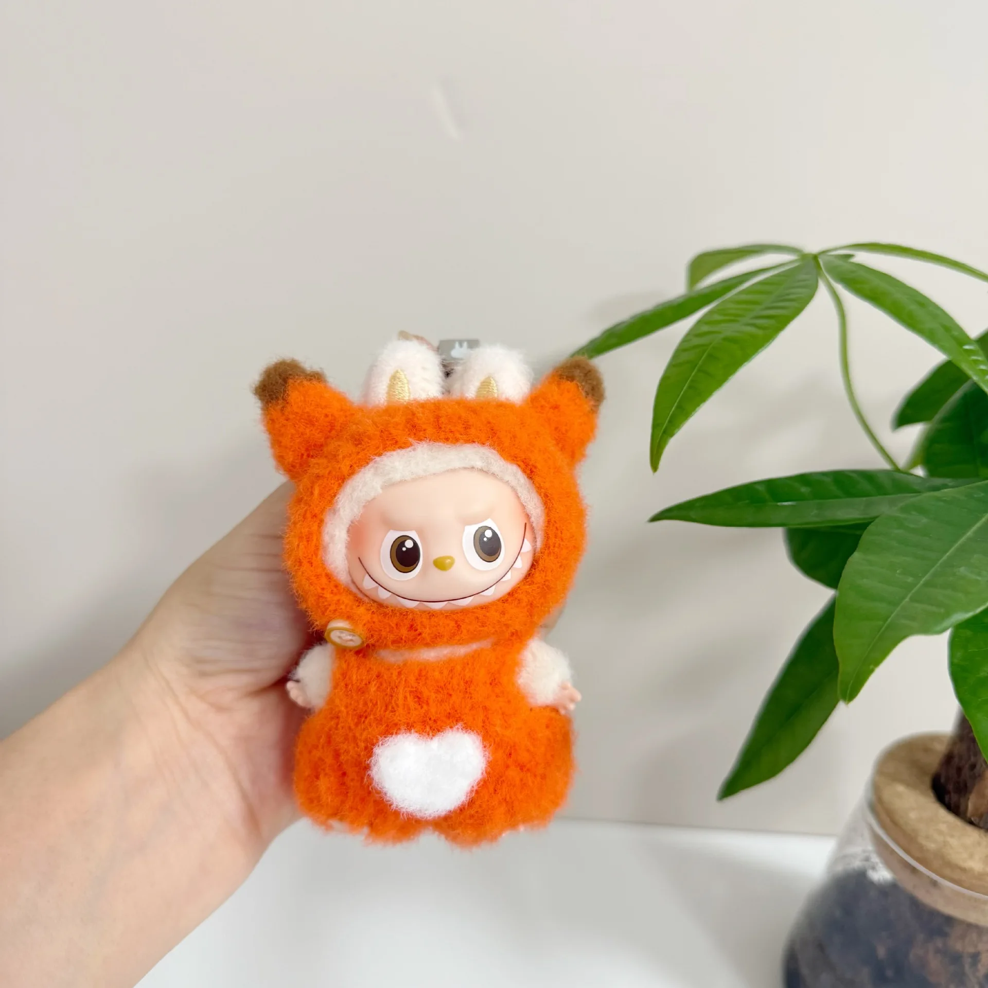 

Плюшевая кукла ручной работы для 4-го поколения, мини-булавка LABUBU для серии Love, милый комплект комбинезона с оранжевой лисой