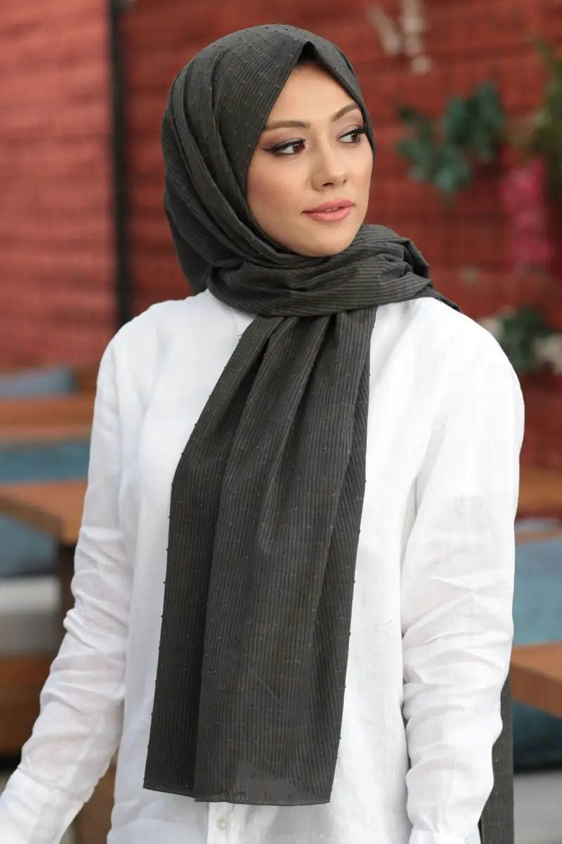 Roller pompom shawl black PO-01