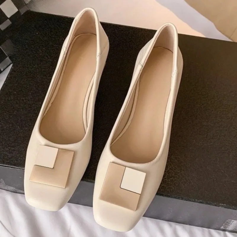 

Весенние туфли с квадратным носком и цветными блоками, мягкая кожа, туфли на одинарном каблуке с мягкой подошвой, модные женские лоферы с металлической пряжкой