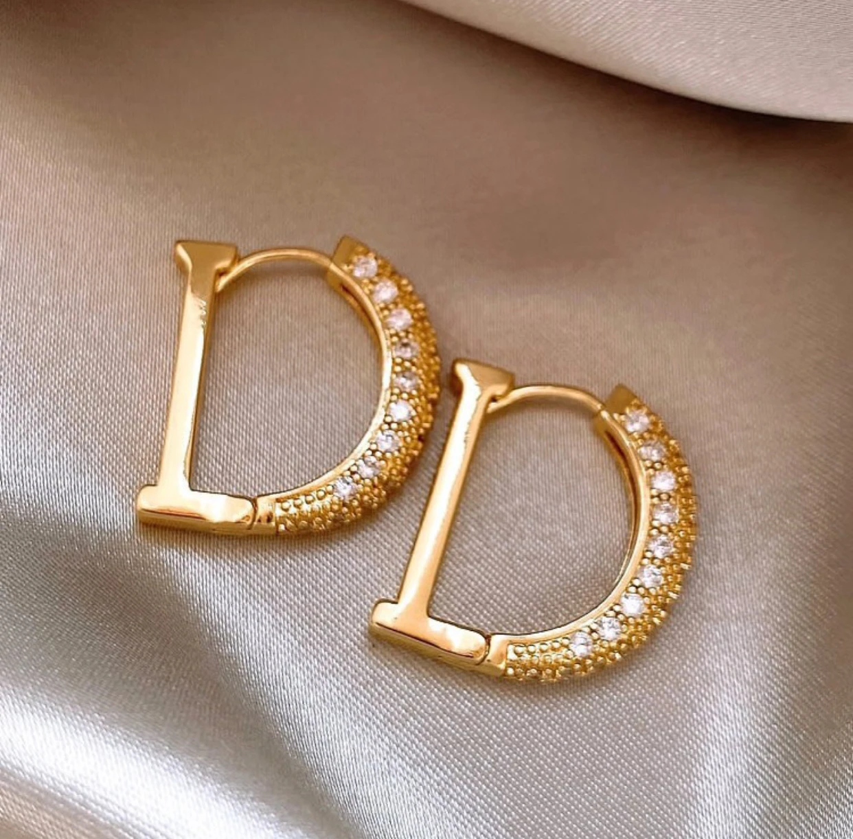 Simple letter gold silver earrings with high-end feel, exquisite earrings, elegant temperament suitable for women