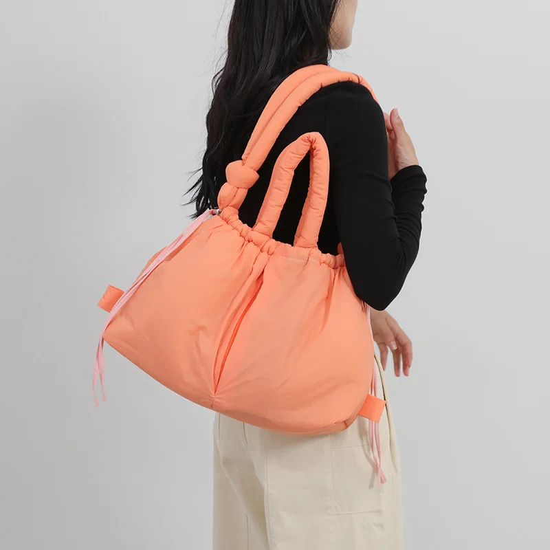 Bolso de mano acolchado de gran capacidad para mujer, bandolera de hombro con correa anudada de nailon, de diseñador, a la moda