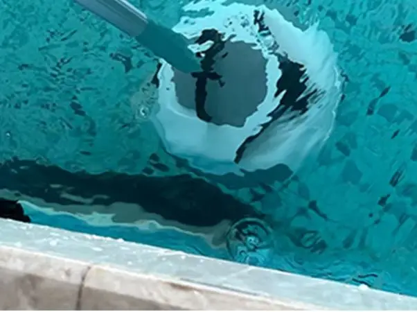 Swimming Pool Cleaning Robot Electric Automatic Pool Vacuum Cleaning Robot Intelligent Wireless Pool Robot Cleaner view 2