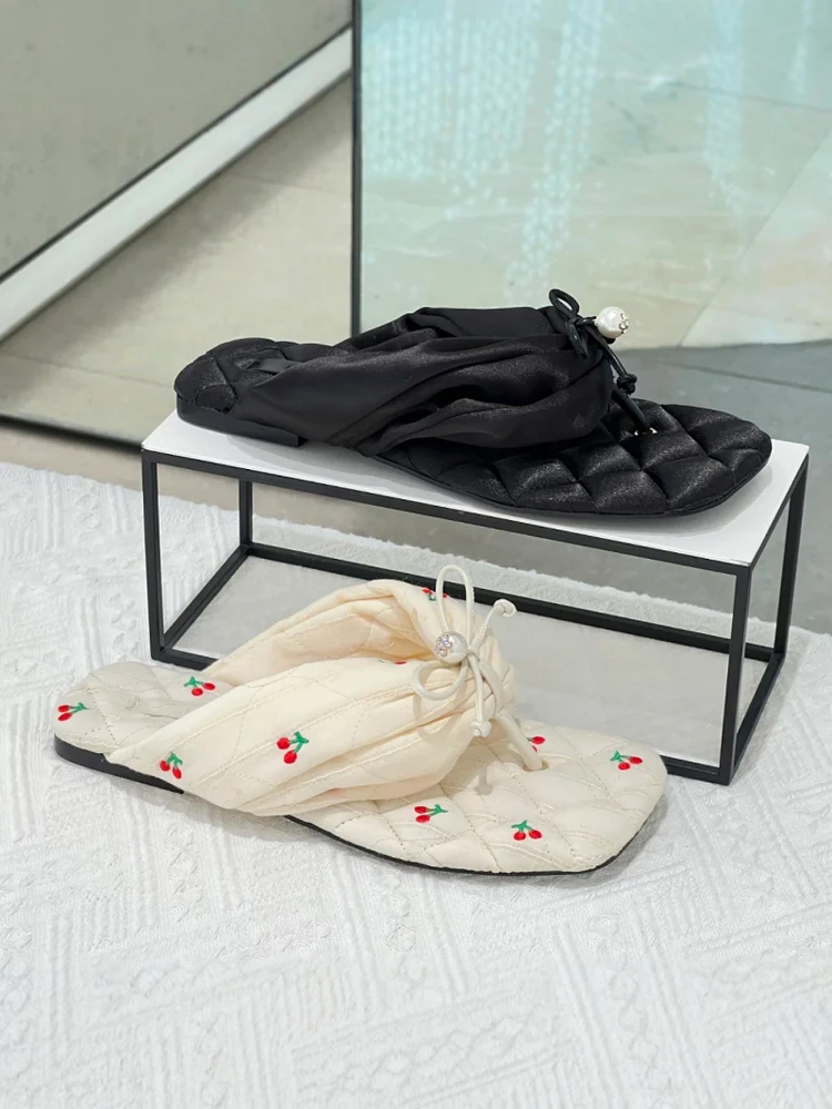 

Новые летние женские сандалии-клоги с жемчужным узлом, на плоской подошве, для улицы, с ремешком между пальцами, удобные, дышащие, без застежек