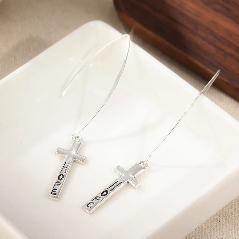 Ethnische Silberfarbene Kreuz-Ohrhänger für Damen Metall-Ohrringe mit Handgeschnitztem Muster für Party und Alltag – Detail 4