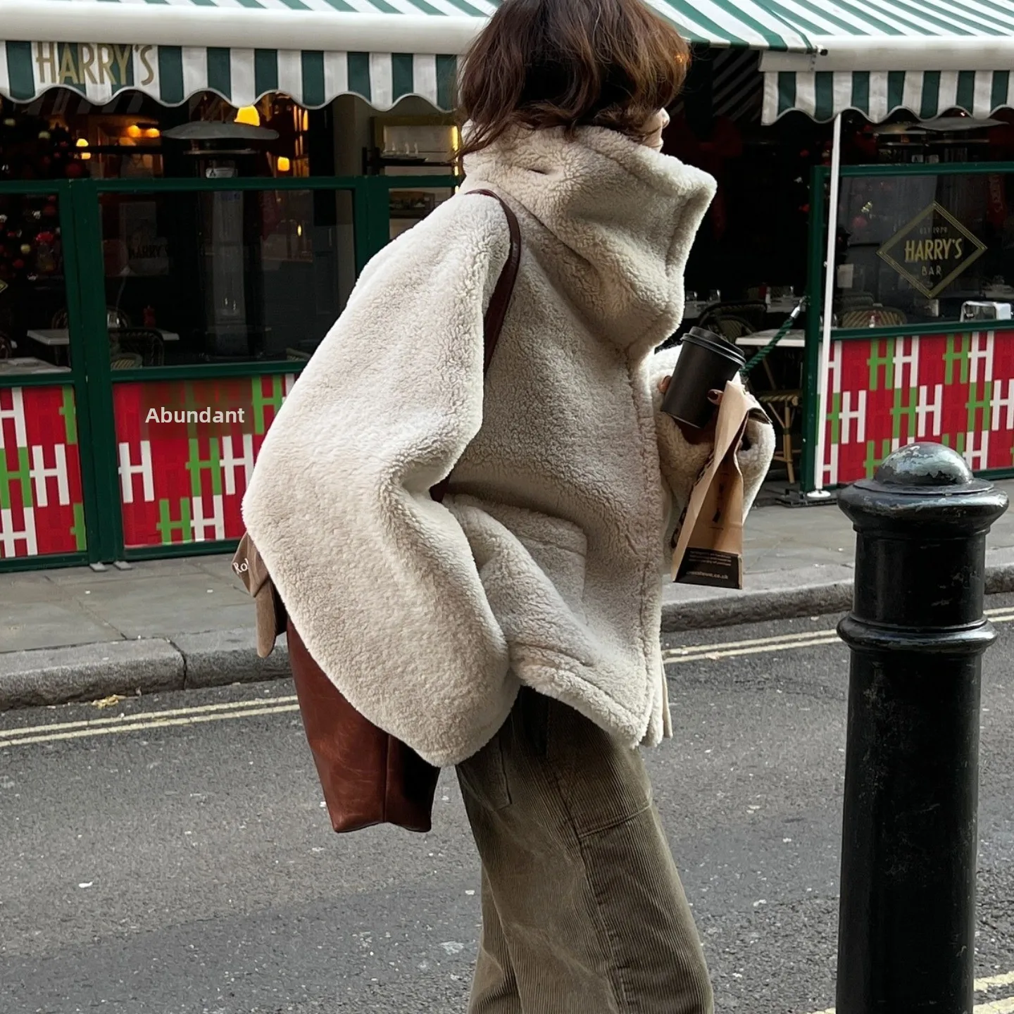 Damski płaszcz ocieplany z wysokim kołnierzem, z futra jelenia, wygodna odzież wierzchnia na zimowe dojazdy do pracy, długi rękaw.